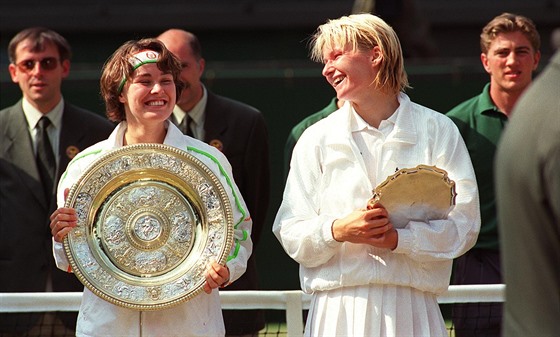 Po finále Wimbledonu v roce 1997 - vlevo vítzka Martina Hingisová, vedle ní...