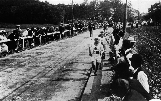 Maratonci na olympijské trati ve Stockholmu 1912