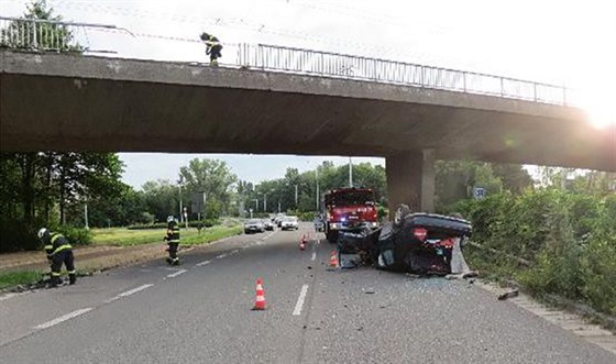 Auto se zřítilo z mostu v hradeckých Malšovicích (5. 7. 2020).