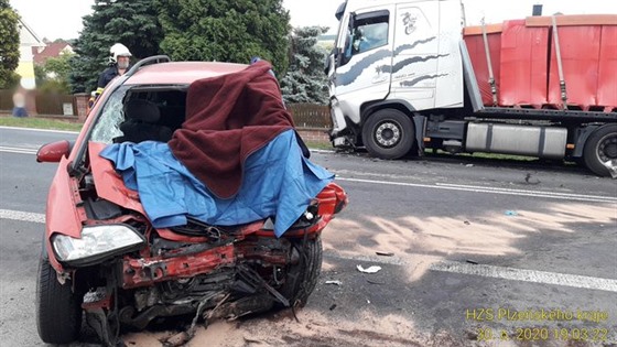 Při srážce kamionu s osobním autem ve Stodě na Plzeňsku zemřel řidič opelu.