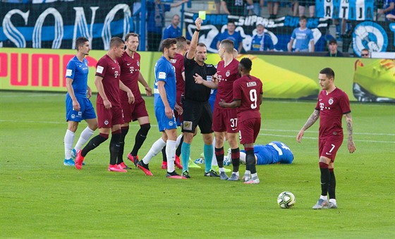 Rozhodí Pavel Královec ve finále eského poháru mezi Libercem a Spartou...