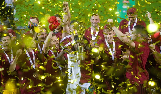 Sparantí fotbalisté kepí s trofejí pro vítze národního poháru.
