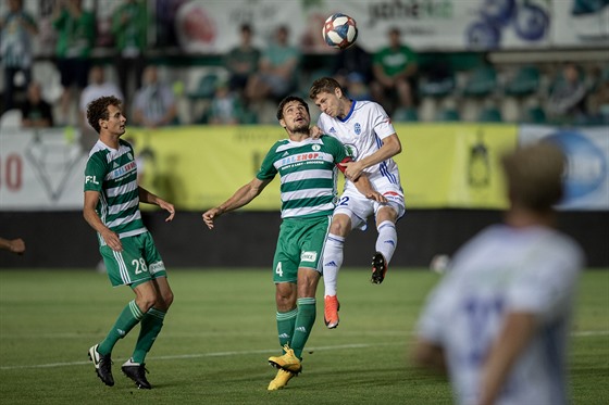 Josef Jindiek z Bohemians v hlavikovém souboji s Davidem Doudrou,...