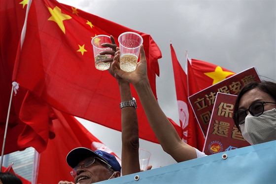 íntí podporovatelé v Hongkongu pipíjí na schválení národního bezpenostního...