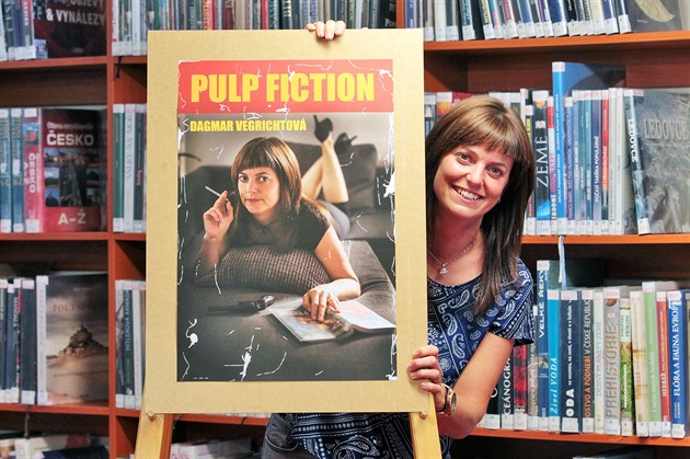 Knihovnice Dagmar Vegrichtová je hlavní postavou na plakátu Pulp Fiction.