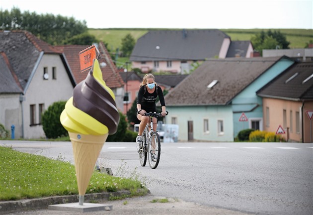 Stánek se zmrzlinou na návsi je zavený, stejn tak i místní hostinec a...