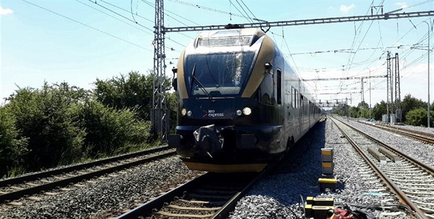 Vlak narazil do návstidla a strhl trakní vedení. Tím zastavil dopravu na...