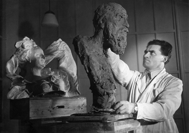 Sochař Makovský povýšil design na umění. Narodil se před 120 lety