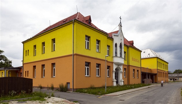 Budova základní koly v Dlouhé Louce na Olomoucku, které se v rámci církevních...