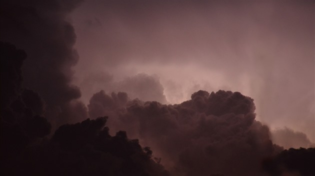 Česko zasáhnou velmi silné bouřky. První už odpoledne, další v sobotu