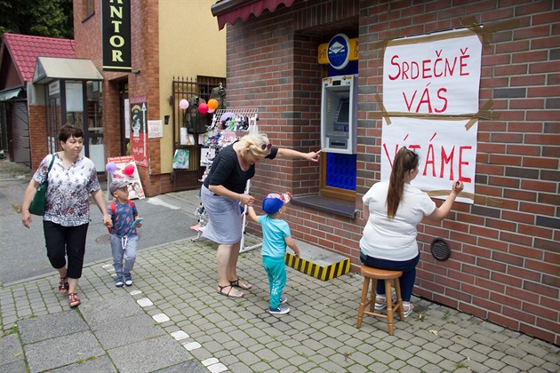 Poltí prodejci v Cieszyn vítají eské zákazníky, kteí k nim v dob pandemie...