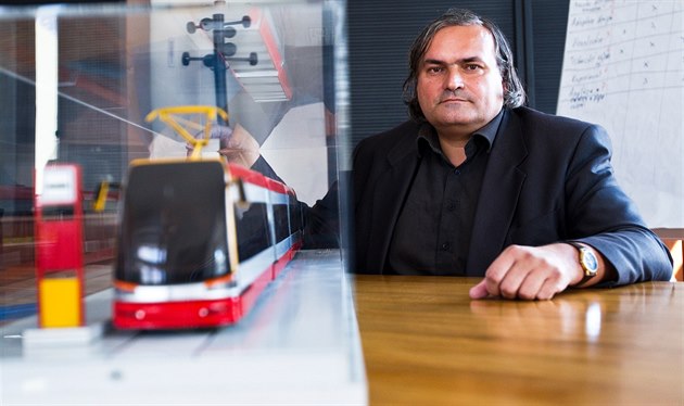 Patrik Kotas (na snímku s modelem tramvaje 15T ForCity) je eský architekt...