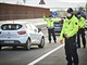 Slovinsk policie kontroluje vozidla na dlnici u Lublan. (3. dubna 2020)