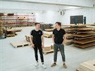 Tahle dvojka bratr stojí za designovým nábytkem Wuders. Dominik a Jan Herkovi.