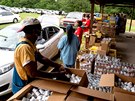 Dobrovolníci z potravinové banky rozdávají jídlo v baptistickém kostele v...