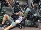 íntí policisté pomáhají mui zasaenému pepovým sprejem pi protestech v...