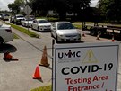 Ameriané ekají v dlouhé kolon na testy na koronavirus v Houstonu v Texasu....