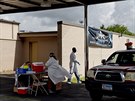 Zdravotníci provádí testy na koronavirus, na které Ameriané v Houstonu v...