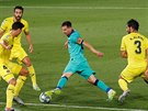 Lionel Messi z Barcelony klikuje mezi obránce Villarrealu.