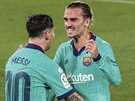 Spoluhrái z Barcelony Lionel Messi a Antoine Griezmann slaví gól v zápase...