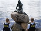 Policisté stojí u poniené sochy Malé moské víly v Kodani. (2. ervence 2020)