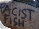 Nápis racist fish, tedy rasistická ryba, vandalové nasprejovali na podstavec...
