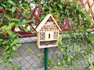 Na zahrad se myslí i na uitený hmyz: hmyzí domeek je umístn na plot,...