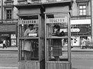 Hranaté telefonní krabice ze 60. let mnoho krásy nepobraly, mly daleko k...
