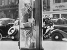 Veejný telefonní automat na fotce z praské ulice roku 1938 u pamatuje...