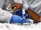 Pacient s onemocnním covid-19 na jednotce intenzivní pée nemocnice v Houstonu...