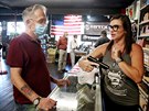 Zákazník v obchod se zbranmi na Florid (19. ervna 2020)