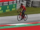 Pilot Ferrari Charles Leclerc si ped Velkou cenou Rakouska formule 1 projídí...
