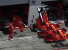 Tým Ferrari se chystá na Velkou cenou Rakouska formule 1 na okruhu ve...