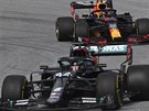 Lewis Hamilton (v popedí) z Mercedesu v tréninku na Velkou cenu Rakouska. Za...