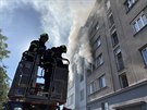 Poár dvou byt ve Strojnické ulici v Praze 7. Hasii dm evakuovali. (1.7.2020)