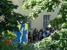 Por dvou byt ve Strojnick ulici v Praze 7. Hasii dm evakuovali. (1.7.2020)