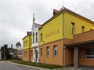 Budova zkladn koly v Dlouh Louce na Olomoucku, kter se v rmci crkevnch...