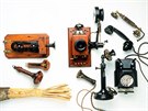 Alexander Graham Bell je povaován za vynálezce telefonu. Na snímku sbírka...