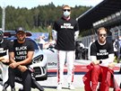 Lewis Hamilton (triko Black Lives Matter) a Sebastian Vettel podpoili boj s...