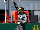 Valtteri Bottas z Mercedesu oslavuje svj triumf ve Velké cen Rakouska formule...