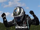 Valtteri Bottas z Mercedesu oslavuje svj triumf ve Velké cen Rakouska formule...