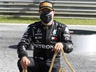 Valtteri Bottas z Mercedesu s trofejí pro vítze Velké ceny Rakouska formule 1.