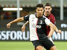 Cristiano Ronaldo (v popedí) z Juventusu klikuje ped Alessiem Romagnolim z...