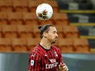 Zlatan Ibrahimovic z AC Milán hlavikuje v zápase s Juventusem.