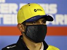 Esteban Ocon ze stáje Renault na tiskové konferenci
