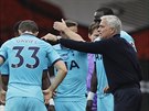 Hráe Tottenhamu Hotspur povzbuzuje jejich kou José Mourinho.