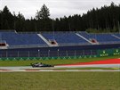 Lewis Hamilton bhem tréninku na Velkou cena Rakouska formule 1