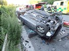 Auto se zítilo z mostu v hradeckých Malovicích (5. 7. 2020).
