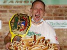 Joey Chestnut slaví poté, co pekonal svtový rekord a sndl 75 hotdog (4....