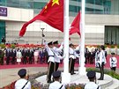 ína oslavila pevzetí Hongkongu tradiním vytaením vlajek